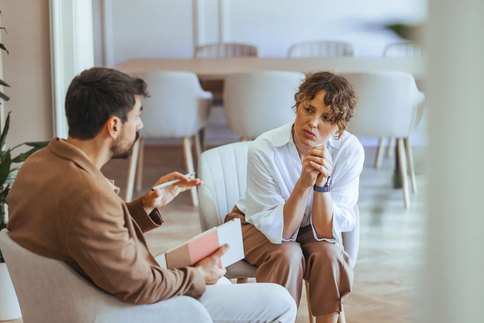 Two people in a calm one-to-one conversation
